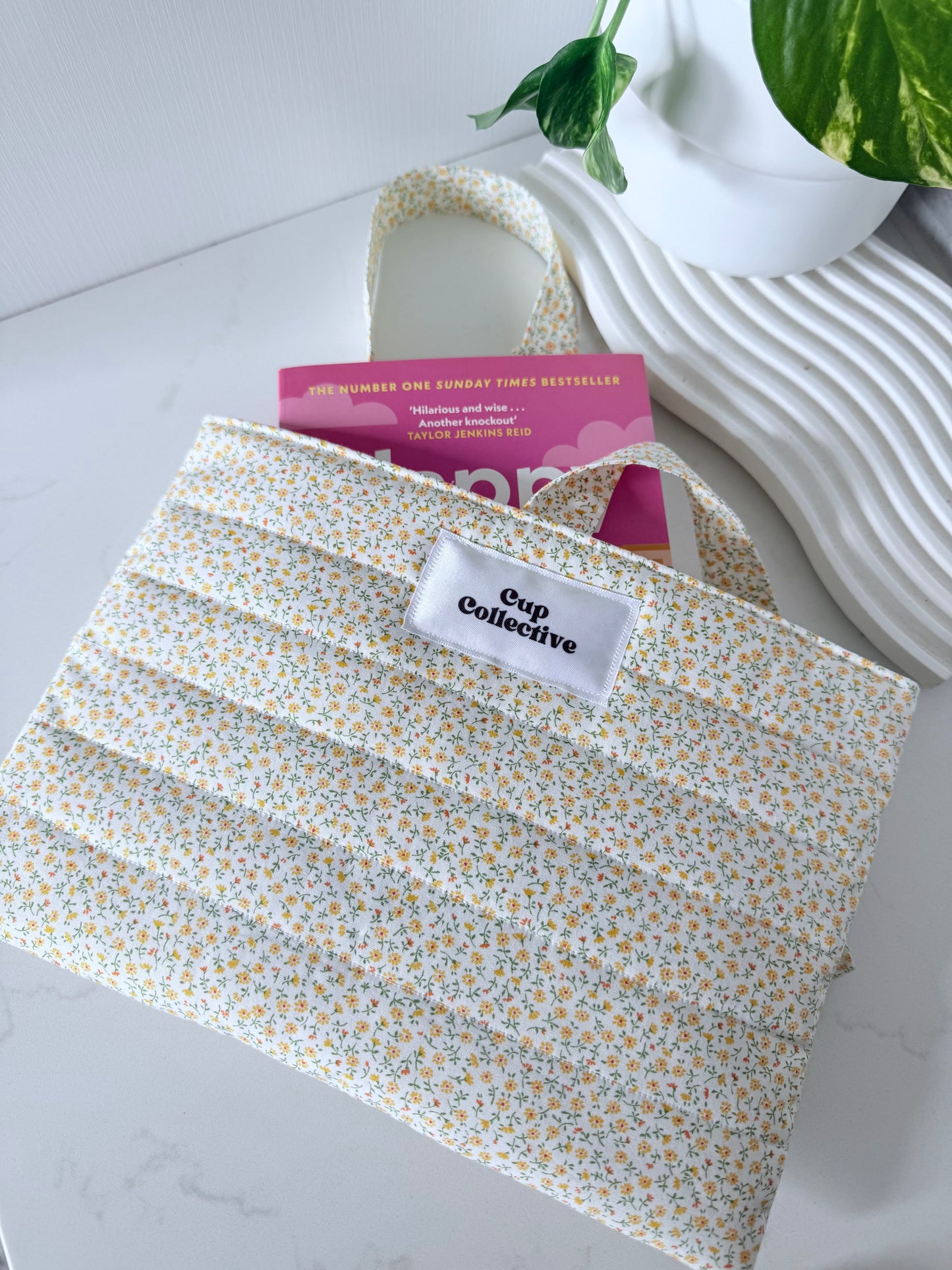 Dainty Daisy Book Sleeve